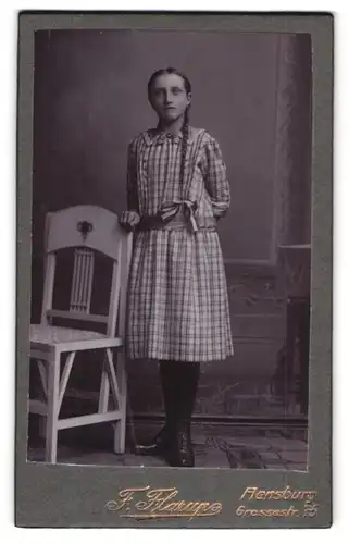 Fotografie F. Flarup, Flensburg, Grossestrasse 75, Junges Mädchen in Kleid mit geflochtenem Zopf