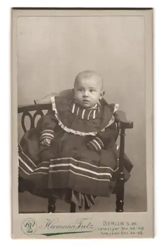Fotografie Hermann Tietz, Berlin, Leipziger-Strasse 46-49, Kleinkind in ausladendem Kleidchen