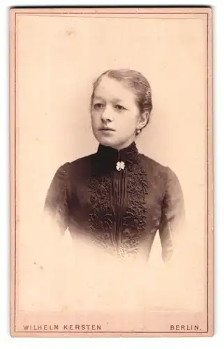 Fotografie Wilhelm Kersten, Berlin, Krausen-Strasse 40, Hübsches Fräulein mit besticktem Kleid