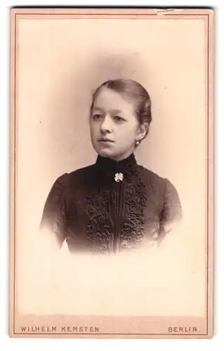 Fotografie Wilhelm Kersten, Berlin, Krausen-Strasse 40, Fräulein mit besticktem Kleid