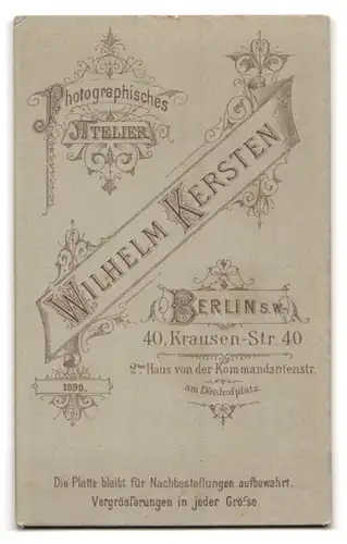 Fotografie Wilhelm Kersten, Berlin, Krausen-Strasse 40, Fräulein mit besticktem Kleid