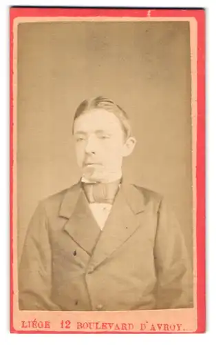 Fotografie Grands Portraits, Paris, 15, Boulevard des Italiens, Portrait junger Mann im Anzug mit Fliege