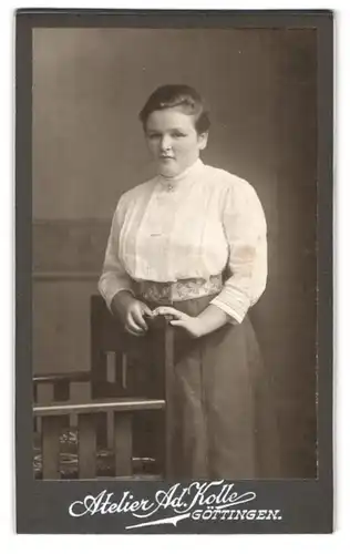 Fotografie Ad. Kolle, Göttingen, Prinzenstrasse 18, Portrait junge Dame in weisser Bluse an Stuhl gelehnt