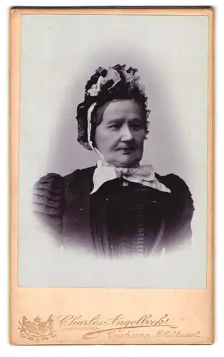 Fotografie Charles Angelbeck, Cuxhaven, Mittelstrasse 2, Portrait ältere Dame mit Haube und Kragenbrosche