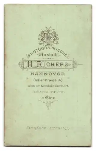 Fotografie H. Richers, Hannover, Cellerstrasse 146, Portrait junger Mann im Anzug mit Fliege