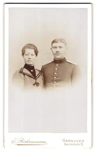 Fotografie E. Rohrmann, Hannover, Heinrichstrasse 15, Portrait Soldat in Uniform mit seiner Frau