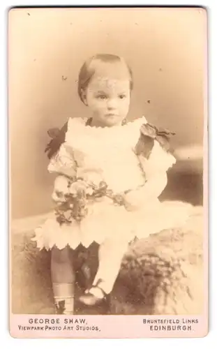 Fotografie George Shaw, Edinburgh, Portrait kleines Mädchen im weissen Kleid mit Blumen