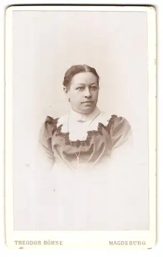 Fotografie Theodor Höhne, Magdeburg, Portrait bürgerliche Dame mit zurückgebundenem Haar