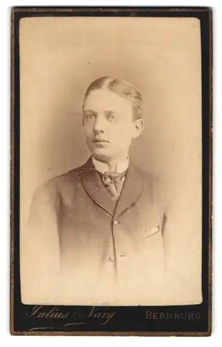 Fotografie Julius Nary, Bernburg, Carlsplatz 29, Portrait junger Mann in zeitgenössischer Kleidung