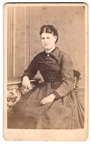 Fotografie H. Gläser, Wiesbaden, Taunusstrasse 19, Portrait modisch gekleidete Dame auf Stuhl sitzend