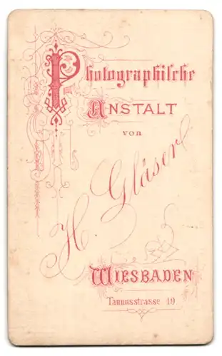 Fotografie H. Gläser, Wiesbaden, Taunusstrasse 19, Portrait modisch gekleidete Dame auf Stuhl sitzend