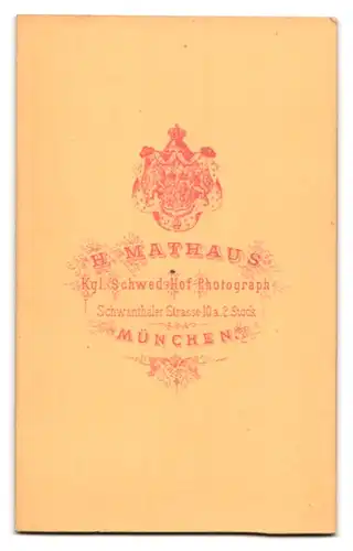 Fotografie H. Mathaus, München, Schwanthaler Strasse 10 a, Portrait bürgerliches Paar mit Buch am Tisch