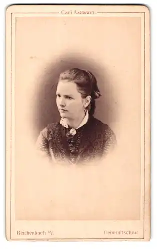 Fotografie C. Axtmann, Crimmitschau, Obere Vorstadt 243 und Langegasse 235 E, Portrait junge Dame mit Kragenbrosche
