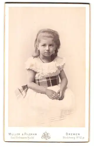 Fotografie Müller & Pilgram, Bremen, Richtweg 12, Portrait kleines Mädchen im weissen Kleid