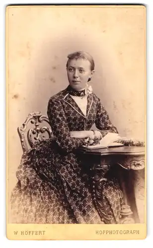 Fotografie W. Höffert, Hannover, Georgstrasse 9, Portrait bürgerliche Dame mit Buch am Tisch sitzend