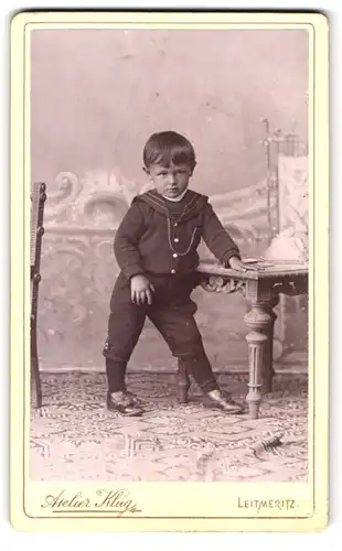 Fotografie H. Klug, Leitmeritz, Portrait kleiner Junge in zeitgenössischer Kleidung