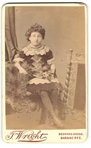 Fotografie T. Wright, Bedford House, Barking Rd. E. Portrait kleines Mädchen im hübschen Kleid auf Fell sitzend