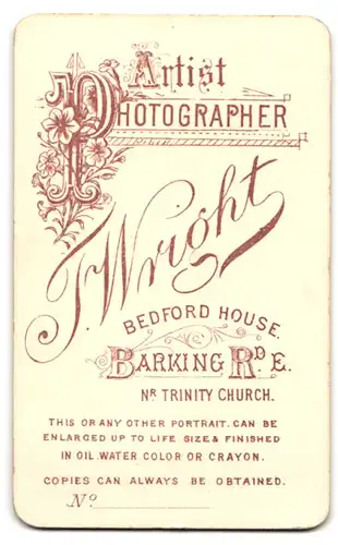 Fotografie T. Wright, Bedford House, Barking Rd. E. Portrait kleines Mädchen im hübschen Kleid auf Fell sitzend