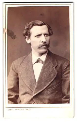 Fotografie Emil Bühler, Mannheim, Ludwigs-Strasse 29, Portrait stattlicher Herr mit Fliege und Schnurrbart