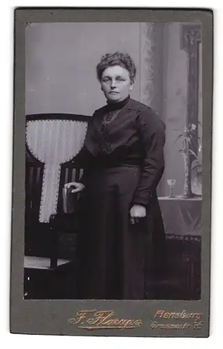 Fotografie F. Flarup, Flensburg, Grossestrasse 75, Portrait bürgerliche Dame mit Buch an Stuhl gelehnt
