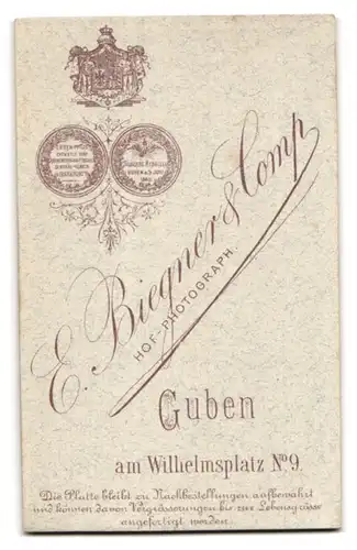 Fotografie E. Biegner & Co., Guben, Am Wilhelmsplatz 9, Portrait bürgerliche Dame mit Kleinkind auf dem Arm