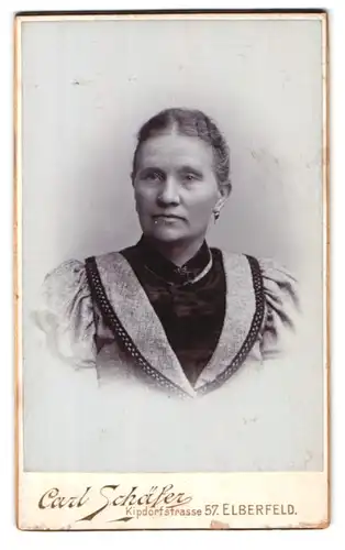Fotografie Carl Schäfer, Elberfeld, Kindorfstrasse 57, Portrait bürgerliche Dame mit zurückgebundenem Haar