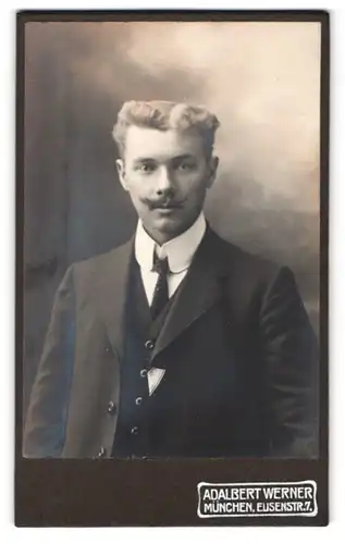 Fotografie Adalbert Werner, München, Elisenstrasse 7, Portrait eleganter Herr mit Schnurrbart