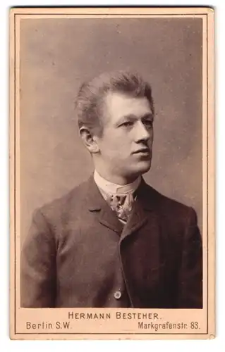 Fotografie Hermann Besteher, Berlin-SW, Markgrafenstrasse 83, Portrait stattlicher Herr in modischer Kleidung