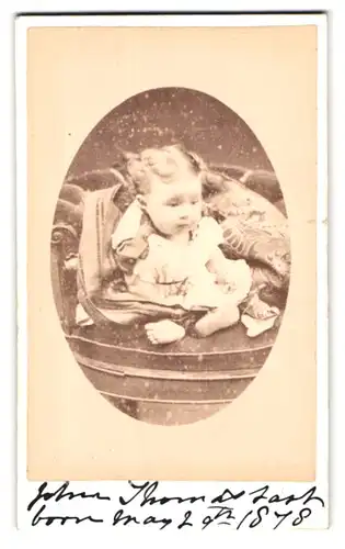 Fotografie E. Passingham, Bradford, 14 Tyrrel St., Portrait niedliches Kleinkind im hübschen Kleid auf Sessel sitzend