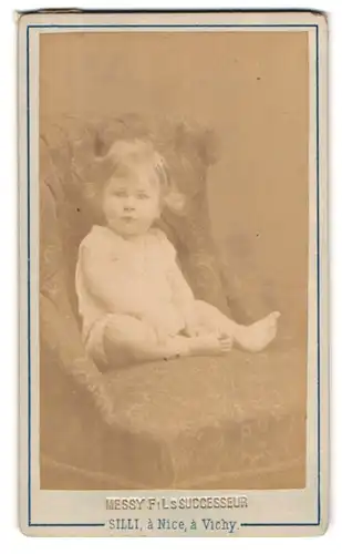 Fotografie Silli, Nice, 13, Quai St. Jean Baptiste, Portrait niedliches Kleinkind im weissen Hemd auf Sessel sitzend