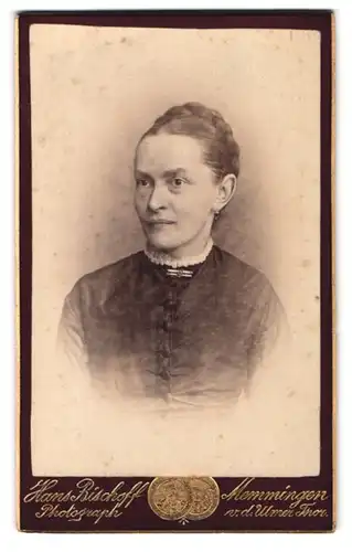 Fotografie Hans Bischoff, Memmingen, v. d. Ulmer Tor, Portrait bürgerliche Dame mit Hochsteckfrisur