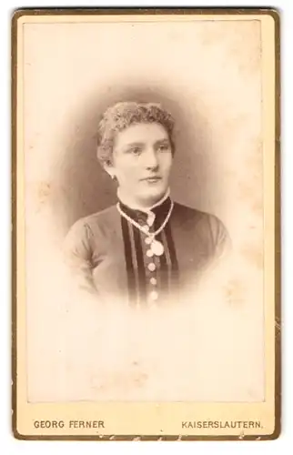 Fotografie Georg Ferner, Kaiserslautern, Alleestrasse 3, Portrait bürgerliche Dame mit Amulett