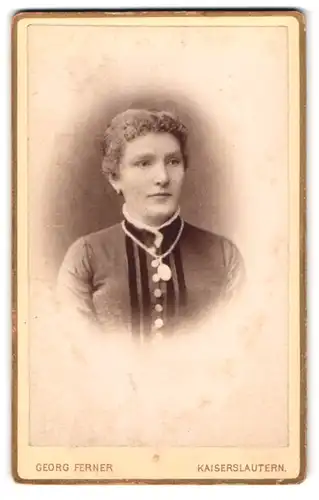 Fotografie Georg Ferner, Kaiserslautern, Alleestrasse 3, Portrait bürgerliche Dame mit Amulett