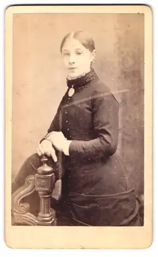 Fotografie Hibling, Maidstone, 125, Week Street, Portrait junge Dame in modischer Kleidung mit Amulett