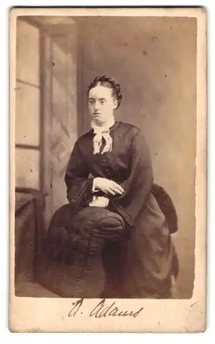 Fotografie R. P. Aspinall, Southport, 127 B, Lord Street, Portrait modisch gekleidete Dame an Sessel gelehnt
