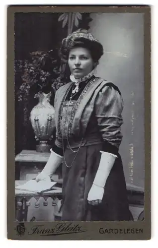 Fotografie Franz Gleitz, Gardelegen, Portrait Dame in Abendgarderobe