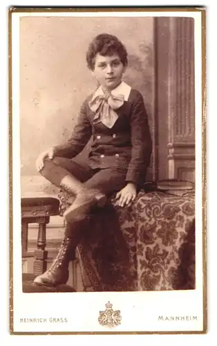 Fotografie Heinrich Grass, Mannheim, Schloss A2, 2, Portrait Bub in zeitgenössischer Kleidung