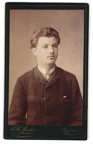 Fotografie Wilh. Becker, Giessen, Bahnhofstrasse 27, Portrait junger Herr in zeitgenössischer Kleidung