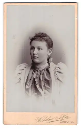 Fotografie Wilhelm Adler, Coburg, Allee No. 6, junge Dame mit verträumten Blick portraitiert
