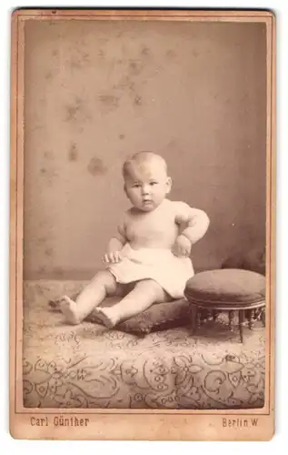 Fotografie Carl Günther, Berlin W., Behrenstrasse 24, Baby sitzt auf einem Kissen