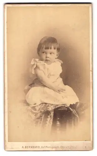 Fotografie A. Bernhard, Ballenstedt a. H., kleines Mädchen im weissen Kleid abgelichtet