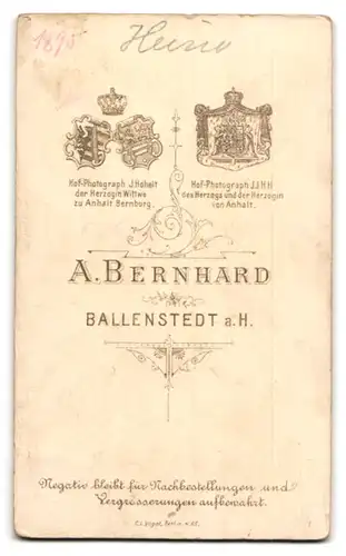 Fotografie A. Bernhard, Ballenstedt a. H., kleines Mädchen im weissen Kleid abgelichtet