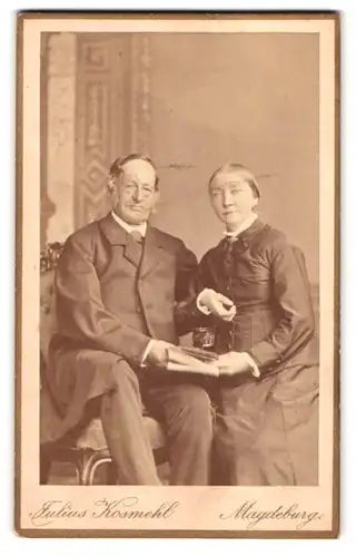 Fotografie Julius Kosmehl, Magdeburg, Alte Ulrichsstrasse 2, altes Ehepaar in festlichen Kleidern portraitiert