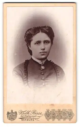 Fotografie Wilhelm Risse, Marburg a. L., junge Frau von vorn abgelichtet