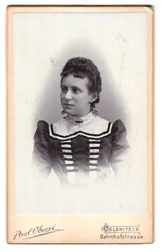 Fotografie Paul Oberst, Oelsnitz i. V., Bahnhofstrasse, junge Dame im festlichen Kleid portraitiert