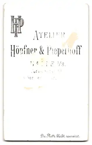 Fotografie Höpfner & Pieperhoff, Halle a. S., Poststrasse 19, kleines Mädchen im weissen kleid auf einem Kissen gesehen