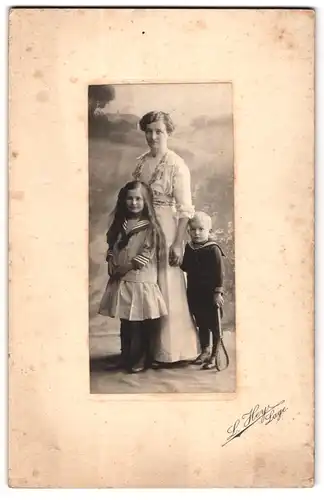 Fotografie L. Hey, Lage, Mutter mit Tochter und Sohn vor einer Landschaftskulisse - Sohn in Matrosenanzug