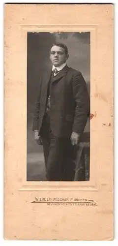 Fotografie Wilhelm Walcher, München, Neuhauserstr. 29, Junger Mann in Anzug und Schlips mit Kurzhaarfrisur