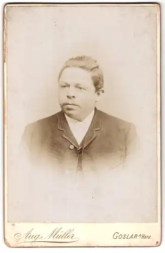 Fotografie Aug. Müller, Goslar a. Harz, Zehntstrasse 7, Mann im Anzug mit Schnauzbart und gegelter Scheitelfrisur