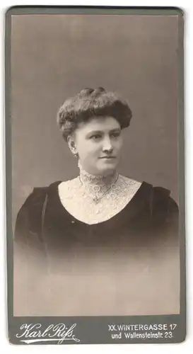 Fotografie Karl Riss, Wien, Wintergasse 17, Frau in Trachtenkleid mit Halskette und hochgesteckter Frisur